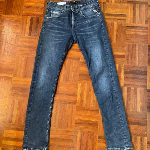Ett par replay grover jeans i riktigt bra skick. Ett par högkvalitativa jeans med snygga detaljer. Storleken är  W28 L32. Tveka inte att höra av dig om du har några frågor :)