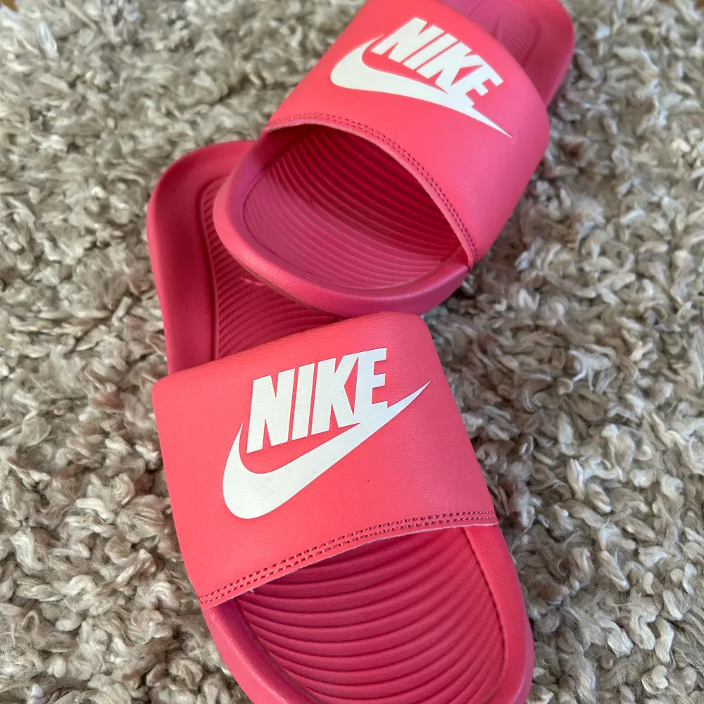 Snygga sandaler från Nike i rosa najs färg. Har använt dom en gång och har egentligen inget behov utav dom. Storlek 38. Skor.