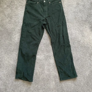 Vailent Byxor  - Ganska använda men bra skick. Kontakta om frågor. Storlek M