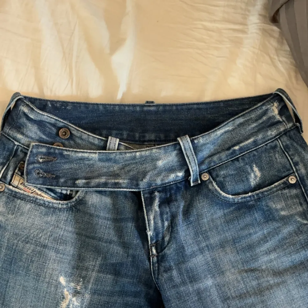 Lågmidjade disel jeans Jätte fina och knappt använda för jag köpte de på Vinted och de var lite för stora, har lite små slit längs ner på benet så skriv för bilder. Midjemåttet är 37 och innerbenslängden är 78cm Skriv om ni har några frågor😊 . Jeans & Byxor.