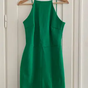 Fin, grön klänning från Stradivarius.  Perfekt till sommaren.  Använd en gång. Stretchig och fin passform. Storlek L men passar en Medium.