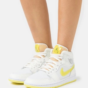 Air Jordan mid 1 voltage Yellow  - Storlek 37,5. Endast använda 2ggr. Orginalkartong medföljer. 