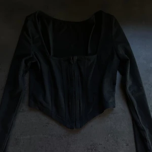 Svart topp - Säljer denna topp från shein, superfin topp som passar till det mesta💛