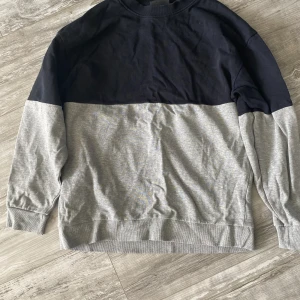 Sweatshirt  - Fint skick. 2 färgad sweatshirt 