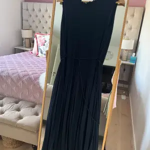 En fin lång mörkblå klänning 