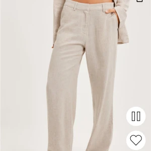 Beiga linnebyxor  - Beige linnebyxor från Nelly i stl 36. Bra skick! Pris 250kr (nypris är 600kr)💜