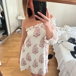 Så fin one shoulder klänning perfekt till sommaren!!!