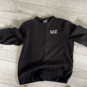 EA7 tröja  - EA7 tröja för endast 399 passar 14 åringar som är 160 cm