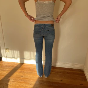 Lågmidjade lee  - Midjemått( rätt över): 35cm  Inerbenslängd: 77cm   Köp dem via ”KÖP NU” eller Swish  Modellen är 170 cm, inga defekter 💕