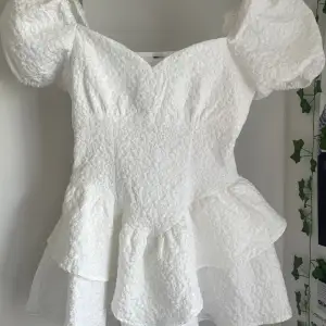 Supersöt vit klänning med korsett design<3 superbra kvalitet men kommer aldrig till användning då den är lite liten för mig