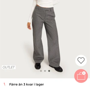 Kostymbyxor - Fina kostymbyxor från Nelly som jag sprättat upp nedersta sömmen så de är längre! Använda fåtal gånger 💕