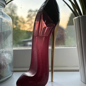 Very Good Girl Glam - Carolina Herrera, Very Good Girl Glam Parfym, luktar jättegott, nypris 1000kr, passsar perfekt till sommaren, 50ml, mer än hälften kvar, pris kan diskuteras💋
