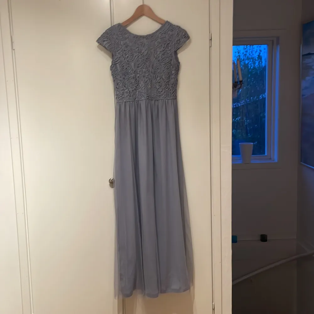 Duv blå klänning tror den är från bubbleroom. Inköpt för ca ett år sen men använd en gång. 140 cm lång. . Klänningar.