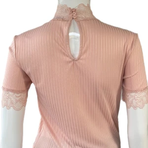 Coquettetopp  - I fint skick. Ser ut som aprikosfärgad på bilderna, lite mer rosafärgad i verkligheten! Från Only. Storlek M. Dockan använder XS. MÅTT: Axel till axel 35cm, ärmlängd 20cm, armhåla till armhåla 41cm & längd (axel och ner) 62cm