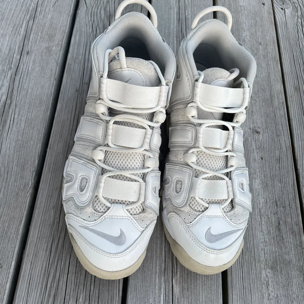 Schyssta Nike air Uptempo som är knappast använda. Strlk 44.5 i en offwhite/vit färg, skicket är väldigt bra. Säljer då de inte kommit till användning då de inte längre passar min garderob. Kartong saknas tyvärr. Pris kan diskuteras vid snabb affär!😄. Skor.