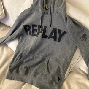 Replay hoodie - Pris: 900kr Replay hoodie herr Strl: XL Oanvänd utan anmärkning  Äkta / utan kvitto (serienummer)