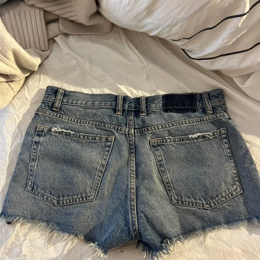 Jötte snygga jeans shorts. Är lite mer blå i verkligheten dem ser lite gråa ut 💕💕💕. Shorts.