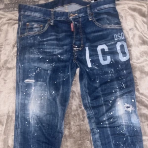 Blåa Dsquared jeans - Äkta Dsquared jeans storlek 50 passar folk som har S-M Bra skick 🔥😊 Pris kan diskuteras vid snabb äffär