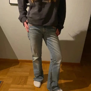 Lågmidjade Levis jeans  - Jättesnygga Levis jeans, för små därför säljer jag men så snygga!! Midjemått: 38 Innerbenslängd: 77  Har fler bilder! Kan gå ner i pris vid snabb affär. Skriv vid frågor💕💕