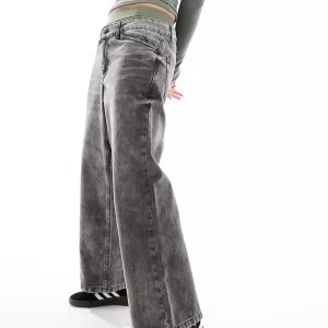 Grå tvättade baggy jeans - Coolaste jeansen! W28, tyvärr för stora i midjan för mig. Brukar ha storlek S i byxor. Enbart provade, tagg och förpackning kvar!  Från Reclaimed Vintage  Nypris runt 400kr Pris går absolut att förhandla <3 