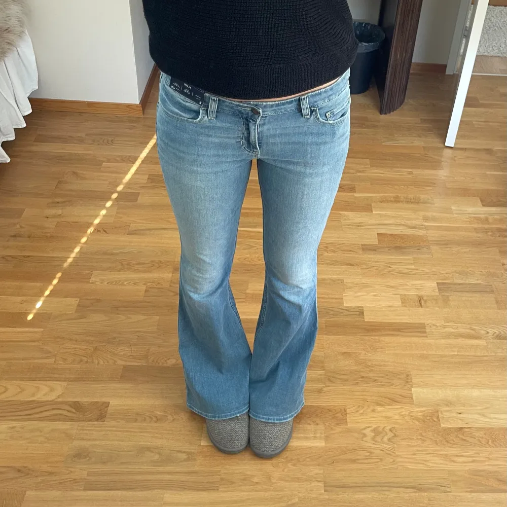 Så snygga jeans från hollister! Helt nya med prislapp kvar💕 nypris 49€ (570kr) Dom är i strlk 8 vilket motsvarar 40 o som är i en lång modell. Jeans & Byxor.