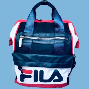 Fila väska - Jätte snygg fila väska utan defekter. Säljer för att jag behöver pengar lol. Den är rymlig med sköna axelband. Mått: bredd 30cm, höjd: 35cm