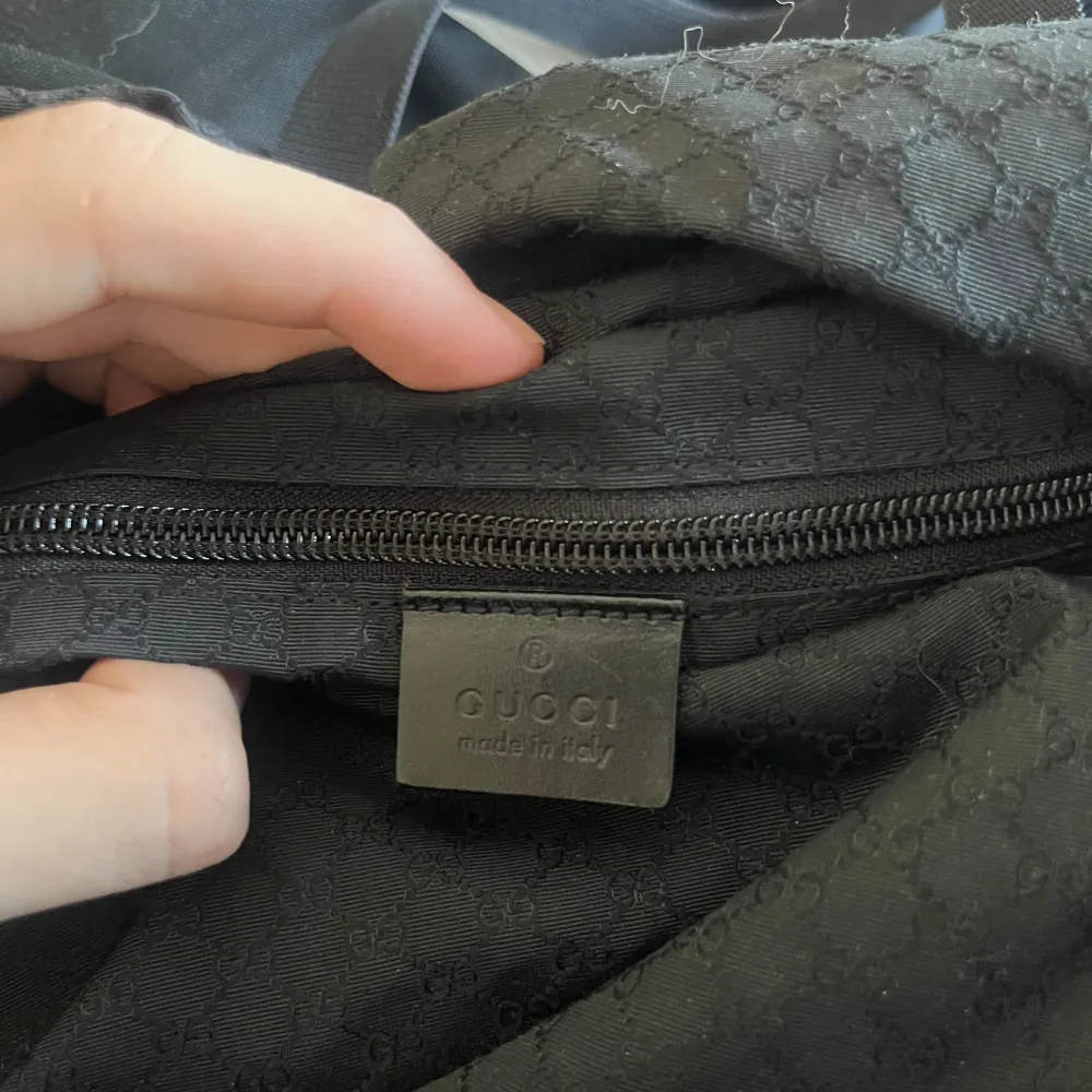Säljer min svarta vintage gucci väska, perfekt nu till sommaren. Den är stor och rymlig och har flera innre fack. Väskan är självklart äkta och i jättefint skick, har även fler gucci väskor på min profil❤️ . Väskor.