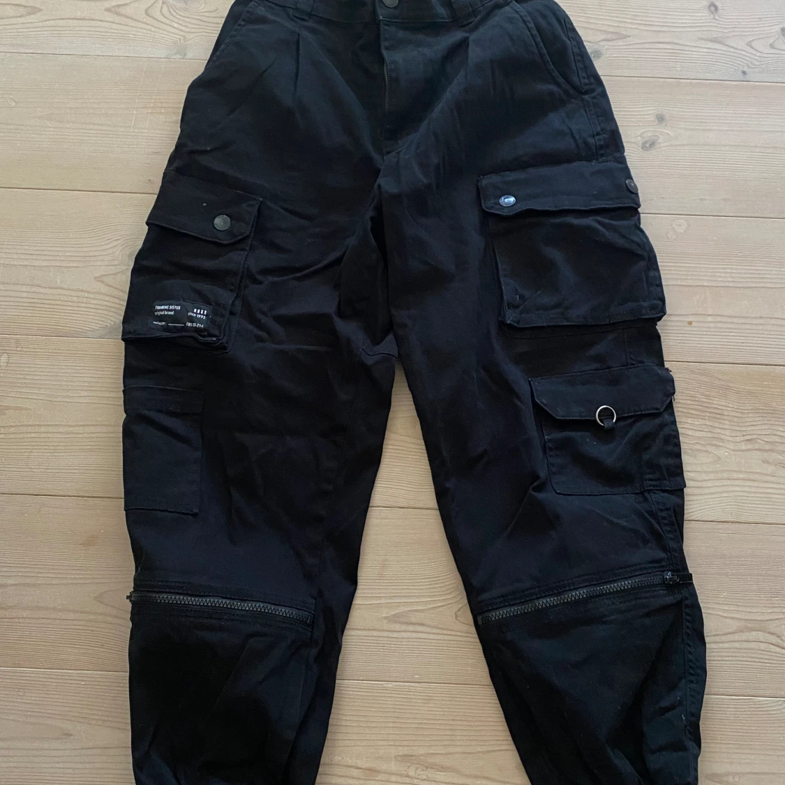 Svarta cargobyxor