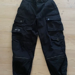 Svarta cargobyxor - Ett par svarta cargobyxor från New Yorker. Använda ett fåtal gånger men är mycket bra skick!