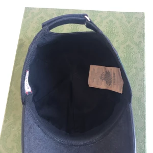 Gucci keps  - Säljer min Gucci keps som ja använt i några månader, bra skick och kvitto finns. Kan även ta byten om ni har förslag