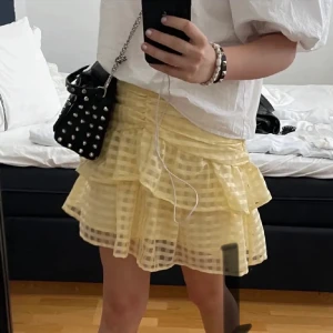 Säljer LIKNANDE kjol ❣️❣️ - (Första bilden e it min)  Säljer super fin kjol med rutigt mönster. Super gullig och bra t sommaren! ❣️väldigt stretchig så passar alla. INTE SAMMA KJOL SOM PÅ FÖRSTA BILDEN  Den jag säljer e på dem andra bilderna❤️❤️har en liten fläck som syns på bild