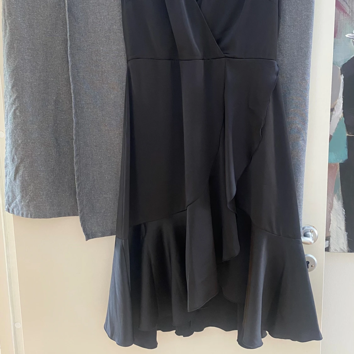 Glansig svart klänning  - 90