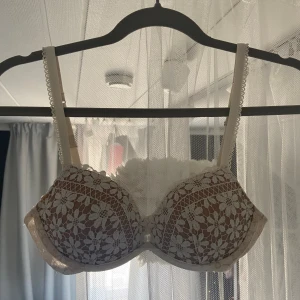 Intimissimi bh 75b - Väldigt fin oanvänd bh från Intimissimi. Köpt för någon vecka sedan för 450kr