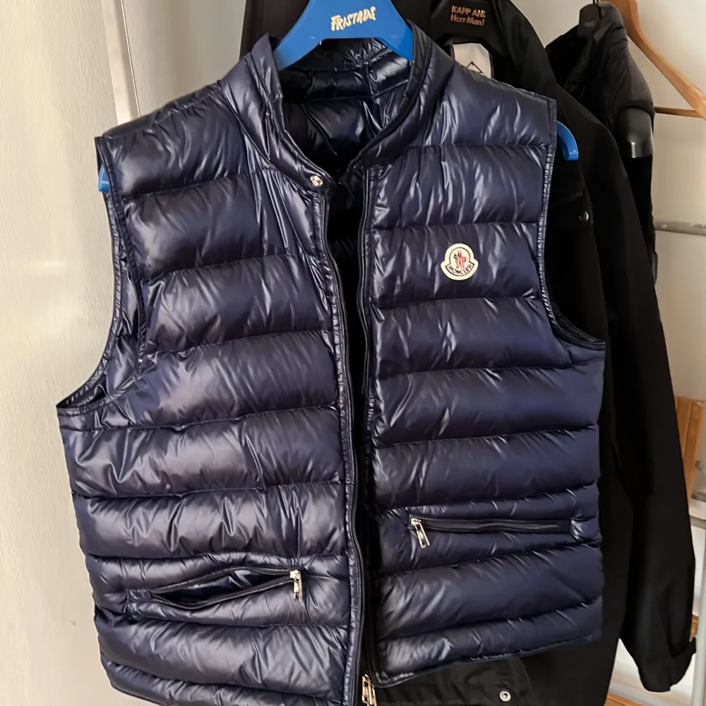 Säljer nu min moncler då jag har tröttnat på den. Den är använd under 1 sommar så den är nästan nyskick   Färgen är mörkblå. Jackor.