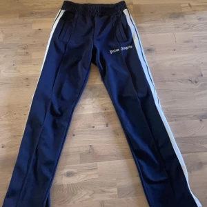 Palm angels - Hej, säljer nu dessa skit snygga Palm angels byxorna i bra skick. Givetvis äkta! Storlek S. Hör av er vid frågor👍