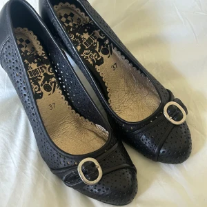 Vintage klackar - Superfina klackar i storlek 37💞säljs då de är för stora! Aldrig använda av mig, men köpta secondhand💗skriv för mer information!💞