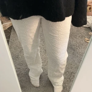 Vita mönstrade linnebyxor!☀️ - Vita super söta linnebyxor!🩵 Säljer pga att jag inte gillade passformen men byxorna är helt oanvända! Är ej säker på att dom är äkta studio seven byxor där av priset!🩷 priset kan även diskuteras!😇