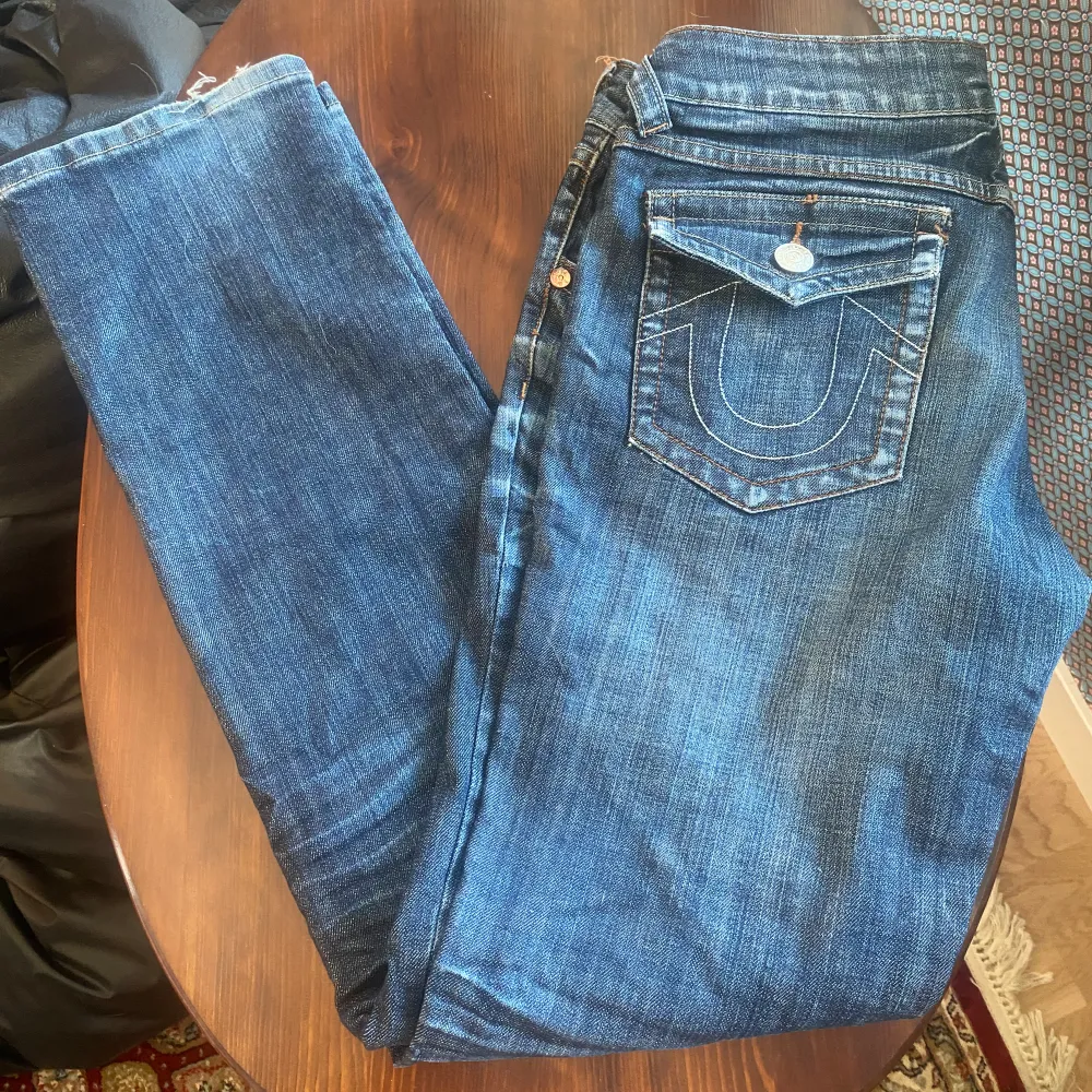 True religeon jeans i modellen Billy storlek 32, midjemått 39cm och benöppning 19cm jättefina med snyggt tryck på en av bakfickorna💖🙌 vädligt bra shick och köpta här på plick💞. Jeans & Byxor.
