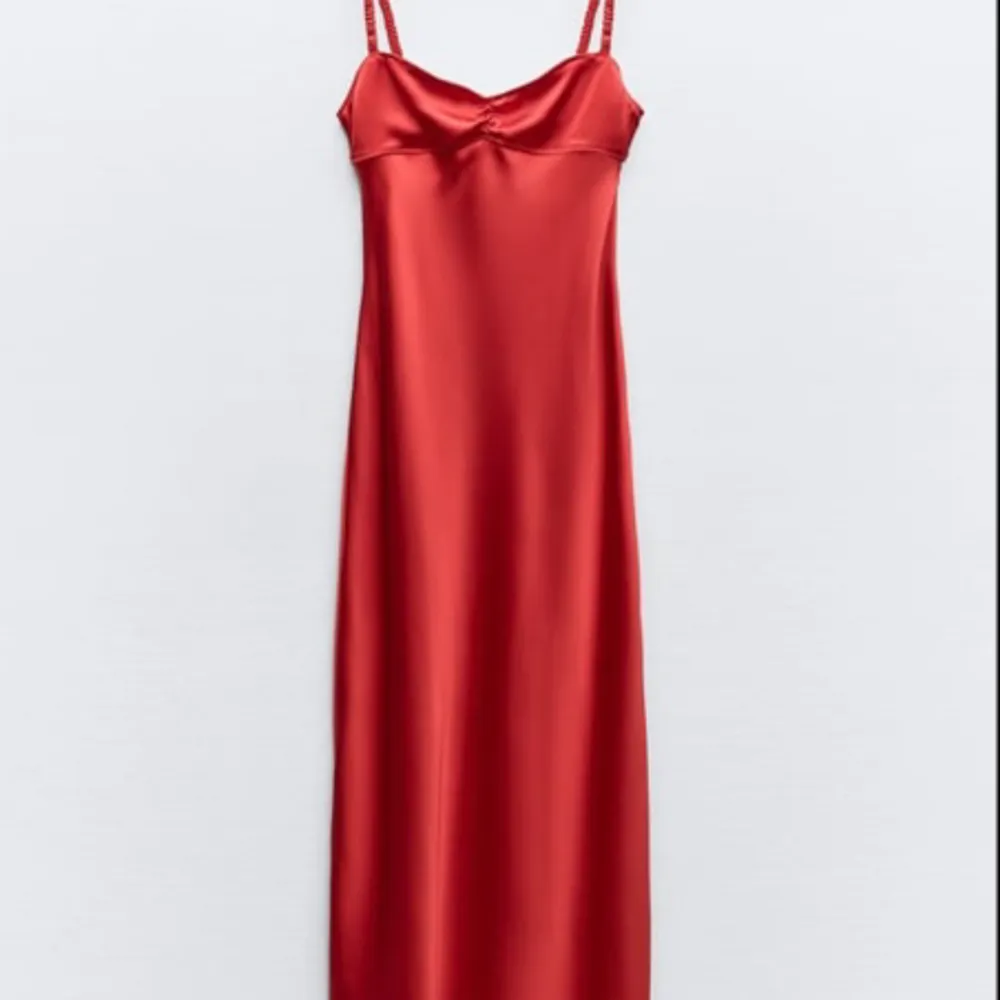 Söker den här klänningen från zara i strl M. Hör av er om ni vill sälja!☺️. Klänningar.