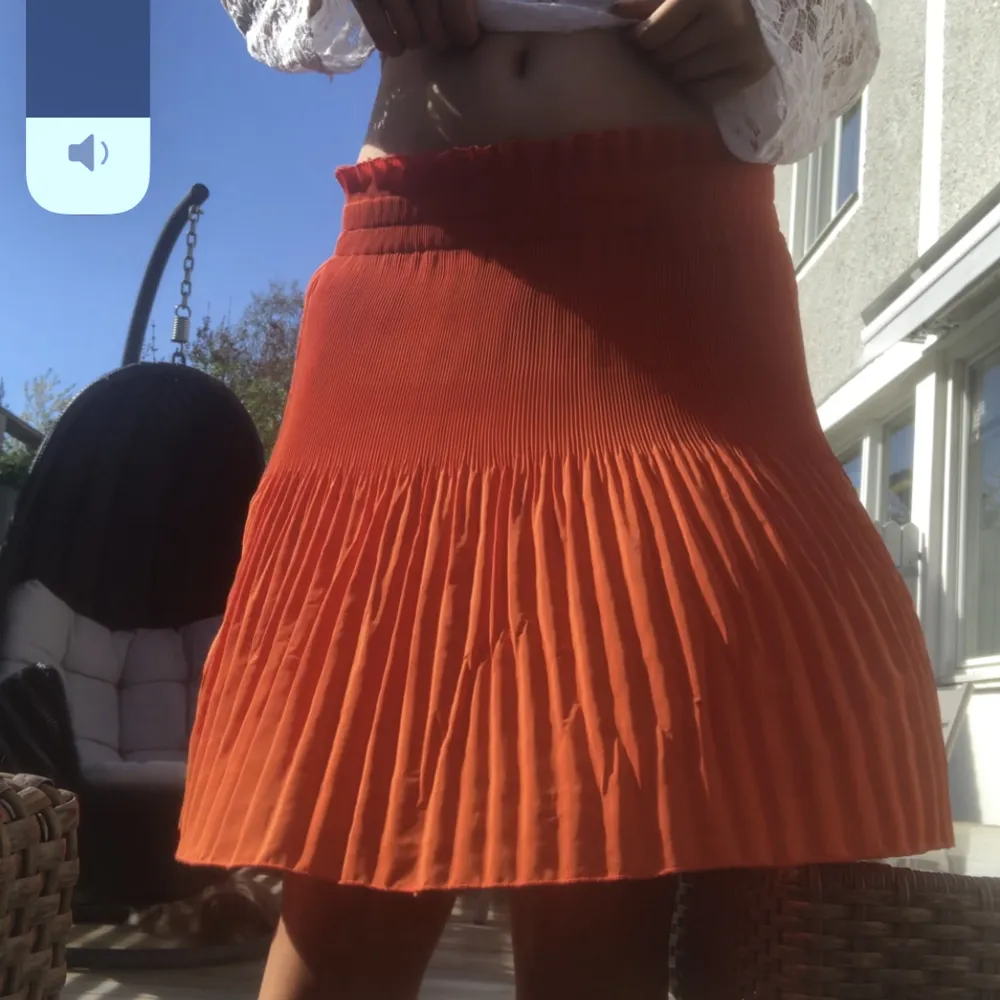 En härlig orange kjol från H&M. Skönt mjukt material. Perfekt till sommaren! Storlek 38 men passar mig som har 36 i vanliga fall. Materialet är väldigt stretchigt!. Kjolar.