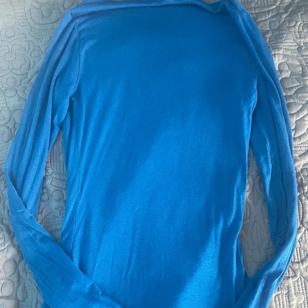 en jättefin marinblå intimissimi tröja som är köpt här på plick men som tyvärr inte kommer till så mycket användning. är i storlek s. kontakta mig för tex bilder på, och köparen står för frakten 💕💕💕. Toppar.