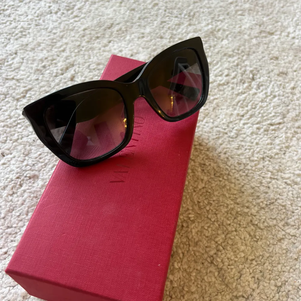Solglasögon ifrån valentino köpta för nått år sen på nk. Accessoarer.