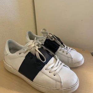 Valentino opens marinblå - Storlek 42, box följer inte med, de är i använt skick, inga dumma frågor priset  går att diskutera 