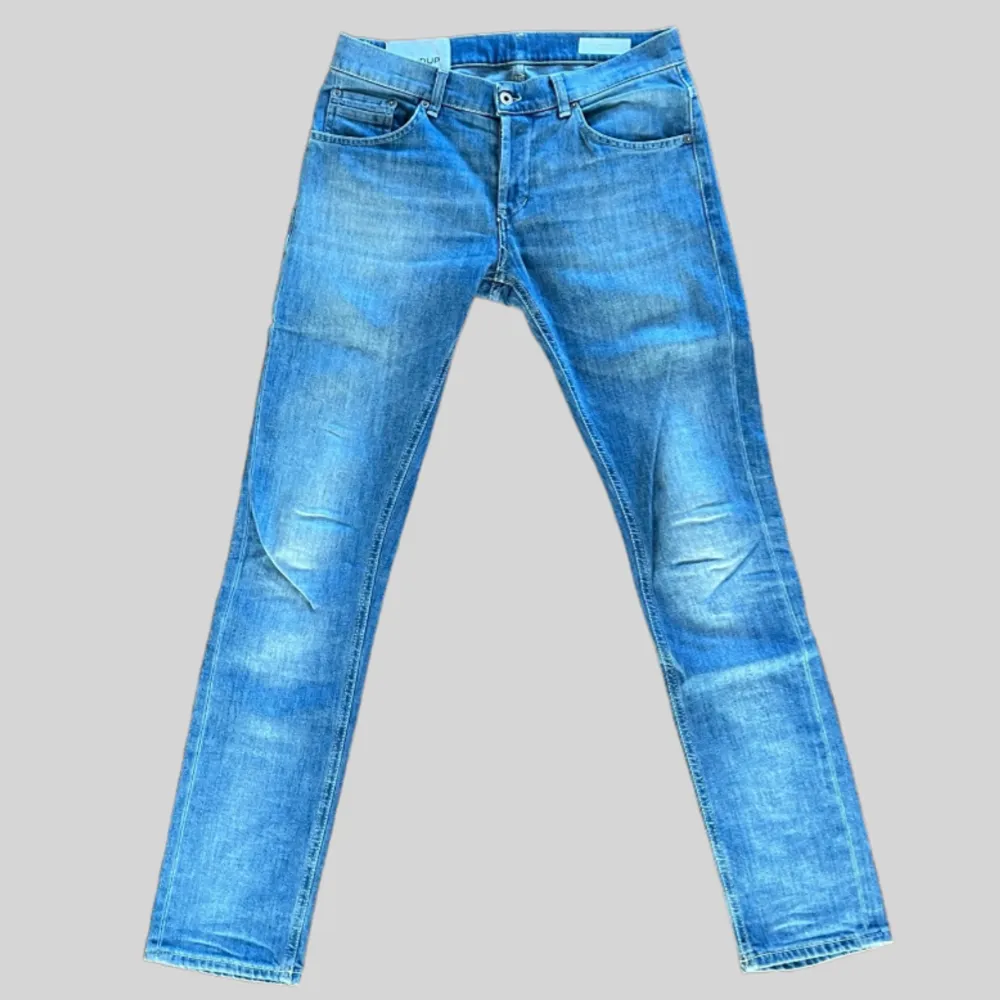 Säljer dessa riktigt feta jeans i från lyx märket dondup perfekt för dig som söker ett par goa slim fitt jeans! Vid frågor och funderingar skriv gärna! . Jeans & Byxor.