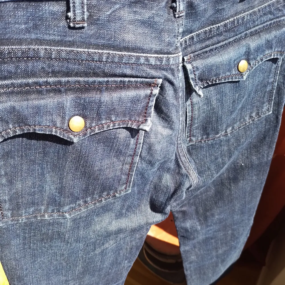 Vintage jeans från japanska Number Nine av Takahiro Miyashita. Uppskattningsvis sent -90tal till -00tal. Grymt fina jeans i mustig blå indigo med extra fickor. Storleken är japansk size 2. Hör av er för mått vid intresse. Jättefint skick.. Jeans & Byxor.