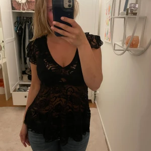 Kortärmad spetstopp - Lite längre i modellen, jättefin! 