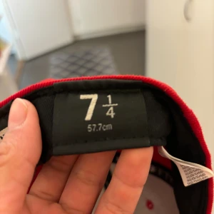 LA keps - Jag säljer min LA keps eftersom att jag köpte den sen visade det sig att den var för lite och jag orkade inte lämna tillbaka den 