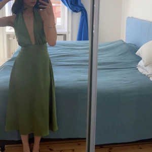Grön klänning från Bubbleroom - Klänningen är i Storlek: 34/XS . Den är i fint skick och har bara använts vid ett tillfälle. Ordinariepris: 900kr 