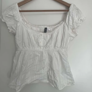 Sommartopp - Somrig topp/blus ifrån hm😍 Jättefin och har inga tecken på användning!