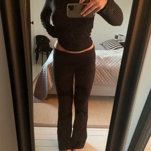 Yoga pants  - Svarta yoga pants från Ginatricot. Storlek L men skulle säga att de sitter mer som en M. Säljer då jag har flera andra. Jättebra skick 💕🫶🏼💕